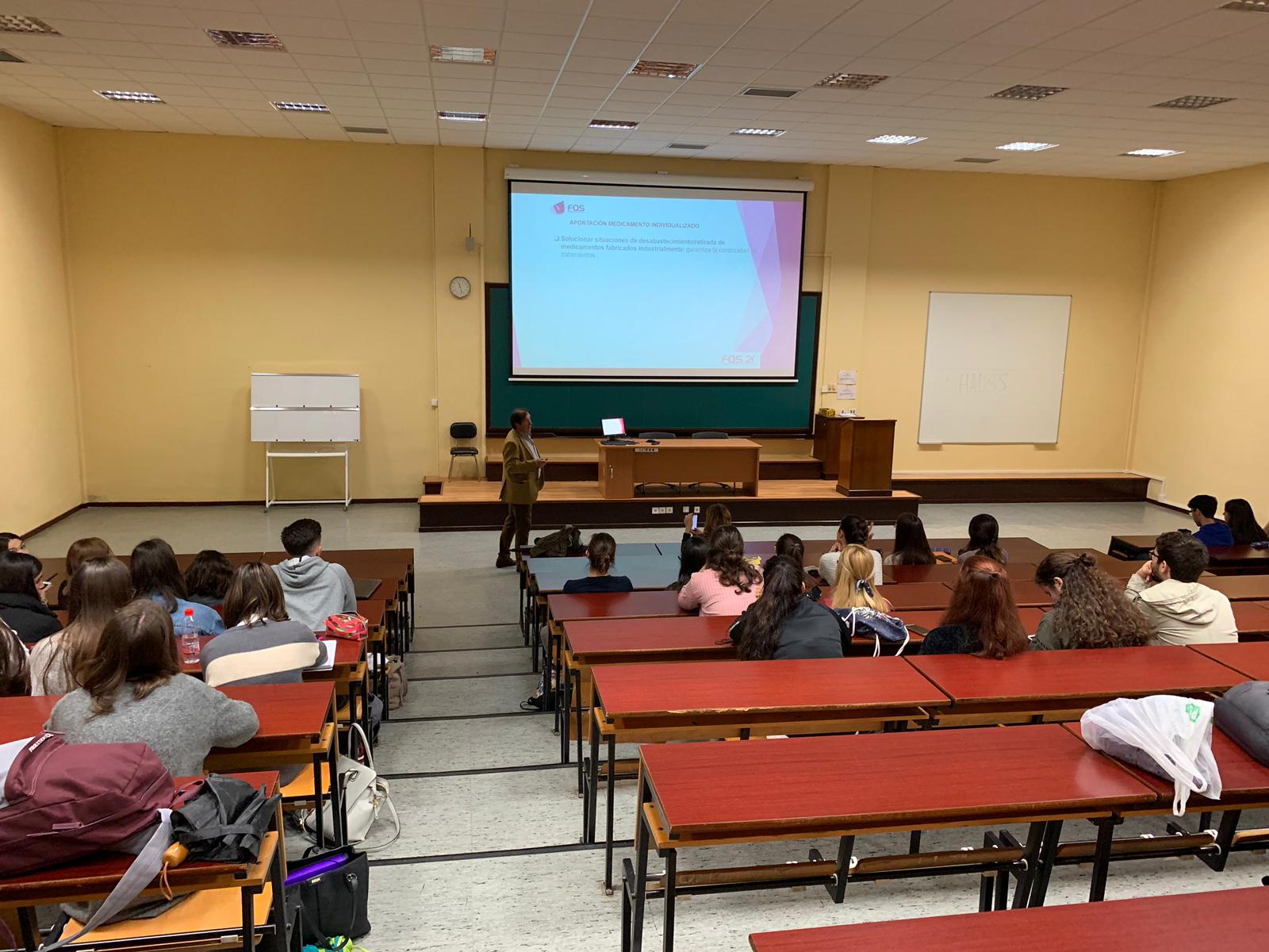 Juan José García imparte una clase en el Grado de Medicina de la Universidad de Málaga